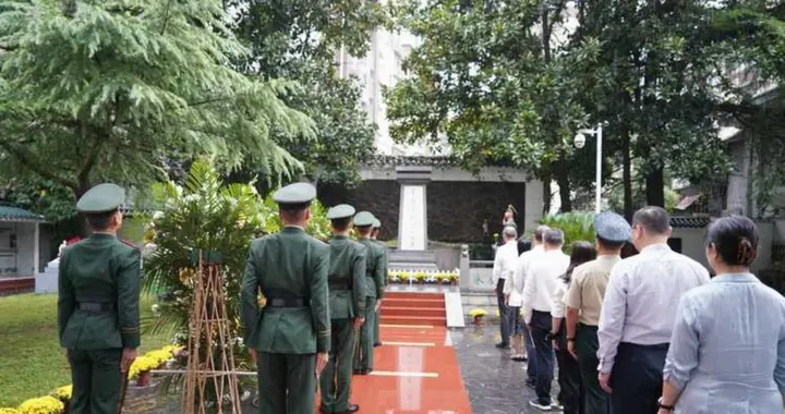 武汉二七纪念馆带束花去祭奠，为什么看着别人肃立献花，才懂什么是刻在骨子...
