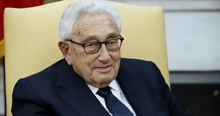 中美一旦开战，美军将全面轰炸中国？基辛格曾称：中美正走入悬崖
