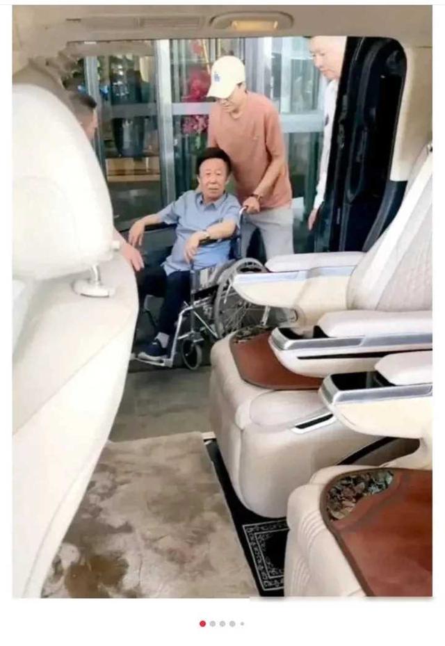 没想到田连元先生也座轮椅了。而且看起来身材消瘦，面色也不好。