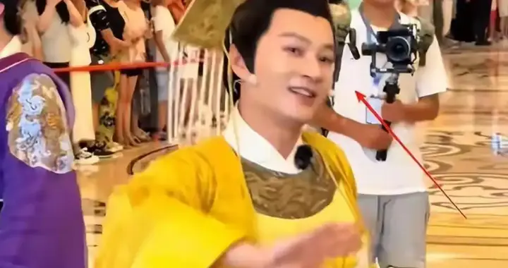 落难的凤凰不如鸡，多位明星无戏可拍，沦落到给景区打工，太心酸