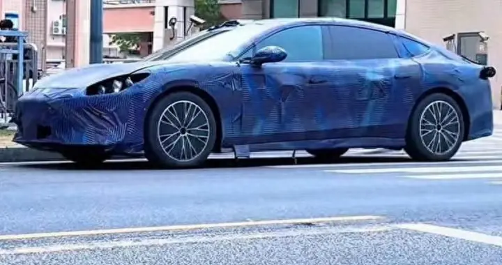 方程豹首款轿车“镁9”实车曝光，大掀背设计，酷似帕拉梅拉