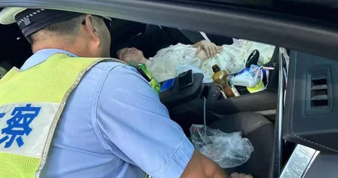 交警也温柔，高速上货车司机突然发病，交警迅速展开救援！