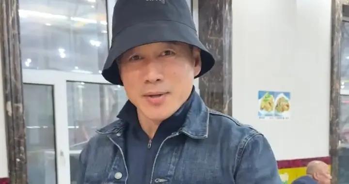 丁海峰夫妇回吉林祭祖，首顿吃百年大冷面，穿着接地气吃相太实在