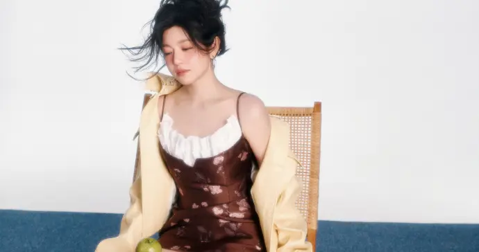 陈妍希日月刊封面写真，脚踩高跟性感迷人，腿真人