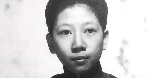 1946年，孔令伟偶遇龙云三公子，一言不合就开战，当场拔枪互射！