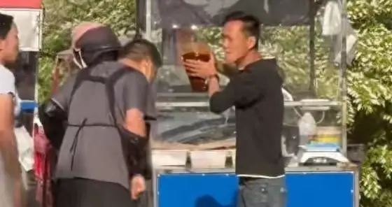 夜市抢摊！老板娘当众脱下内裤套在对方头上周围几十部手机没人拦