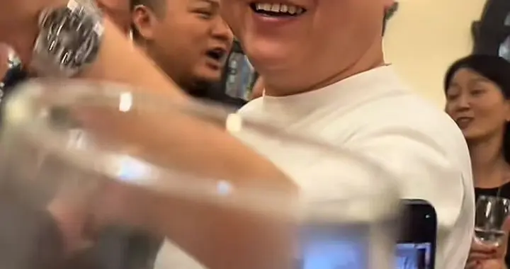 德云社高九成老家敬酒，满脸通红，评论区火爆，张鹤伦怕成哥喝酒