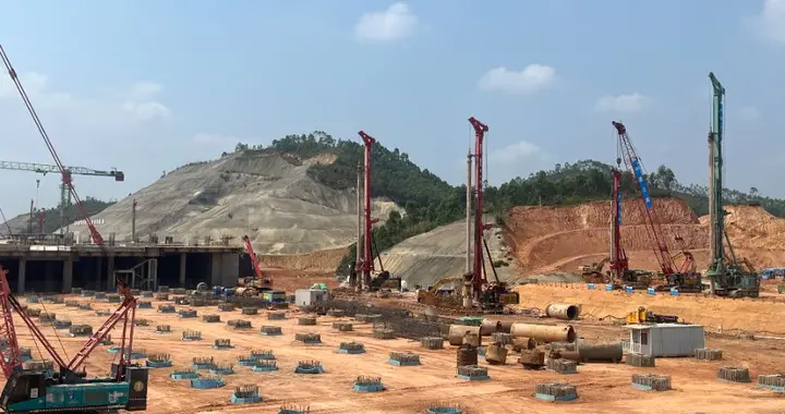 真是身在福中不知福，建机场在你家门口不是大好事吗？