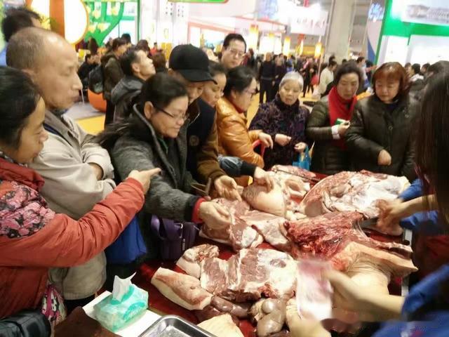 这个猪场运用发酵牧草打造高品质猪肉，自产自销，轻松盈利