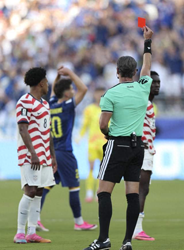 巴洛贡红牌禁赛缓刑一年，可出战16强赛：FIFA首开先例引争议