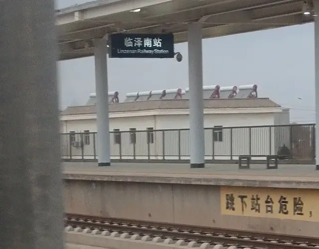 Z595次列车张掖西18：36正点开车，下一站临泽南。乘着火车游西北