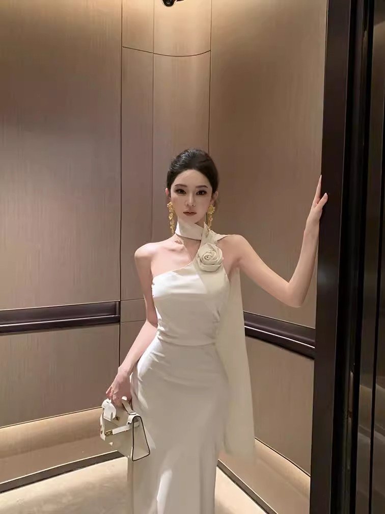 法式高级性感斜肩挂脖连衣裙女秋冬富家千金