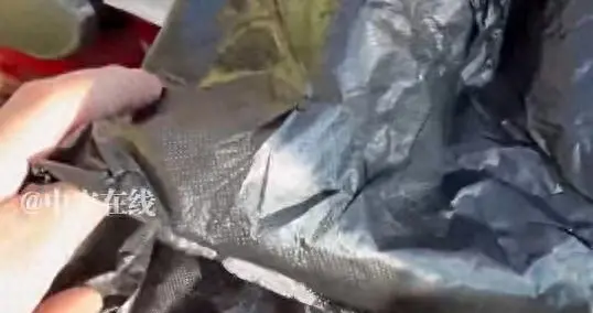 女子将12万现金放塑料袋里，挂电瓶车把手上，塑料袋破了钱全丢了，网友...