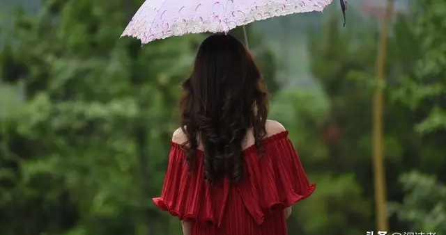 地铁里借的伞，一年后在同一个站台还给他