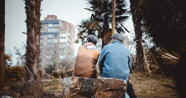 物价已控制住，2026年企退养老金还涨吗？恐难达2%？人社部咋说的