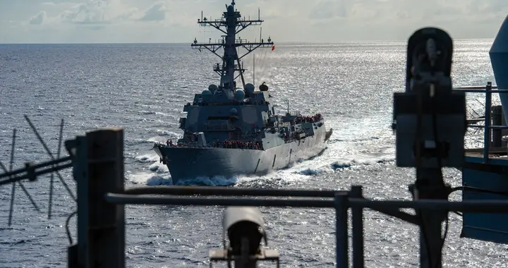 2026突发！美军驱逐舰拦截驶往伊朗油轮，美伊局势再升级