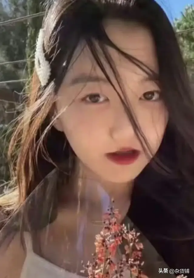 同样都是李亚鹏女儿，一个富家千金，另一个被逼