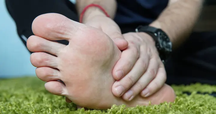 这种脚肿是大病“预警”，死亡率翻3倍！一根棉签帮你早发现