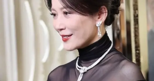 俞飞鸿今日线下活动穿着黑色薄纱裙，美得人直呼妈咪