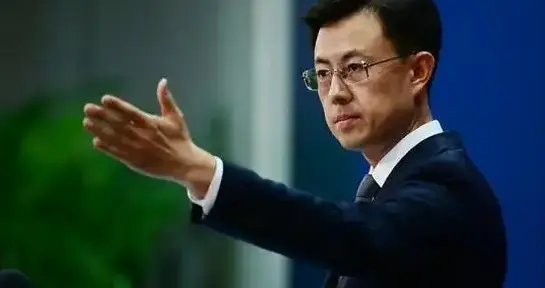 中美日航母齐聚西太？中国点名高市背后人物，日本收到两个坏消息