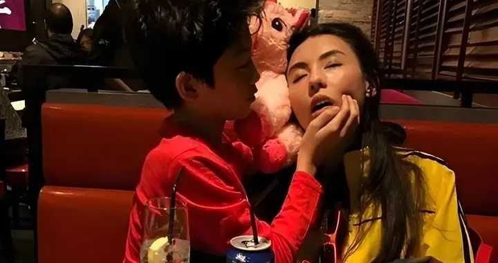 孩子不是天生就优秀，当年张柏芝的苦，谢霆锋看在眼里却选择沉默