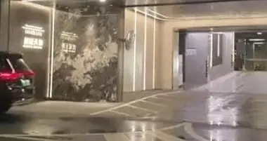 三千万豪宅回家先钻隧道？“私享通道”变市政路的维权困局