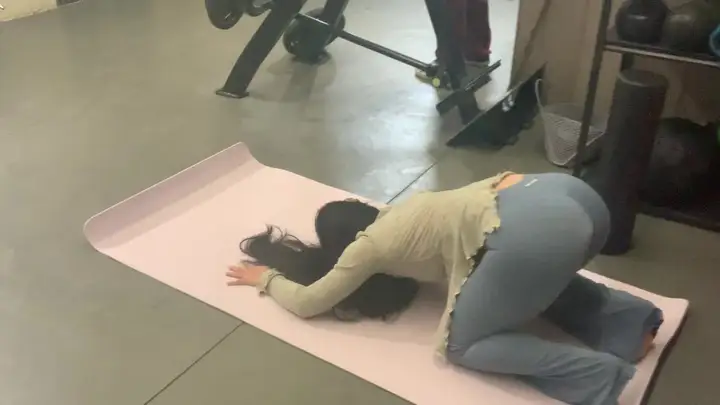 秋意渐深 降温了 注意保暖吧 现在感冒没有十天半个月都好不全 可难受了