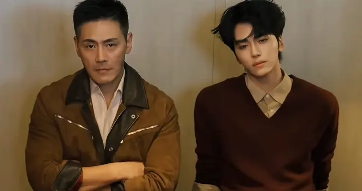 57岁邵兵和儿子同框拍杂志，父子俩掰手腕，邵子恒没他爸气质阳刚