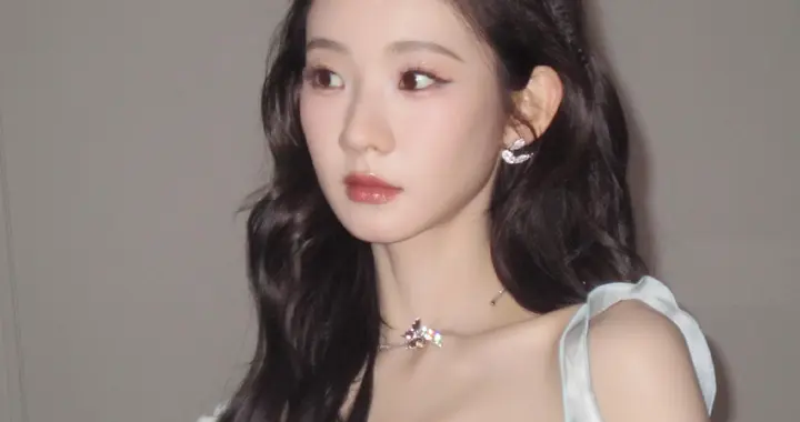 张艺凡纯白吊带抹胸连衣裙