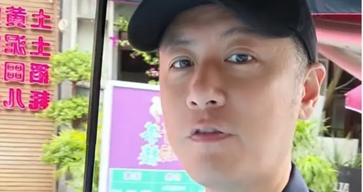 任重送完孩子上学后，陪妻子去吃手工刀削面，46岁鬓角却白了