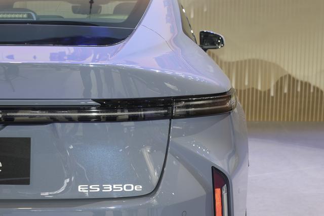 全新一代雷克萨斯ES正式亮相！外观大变样，破百5.9秒，油耗4.8L