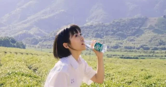 那个当年最漂亮的女生，同学会上安静坐在角落，我看到了婚姻真相