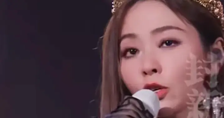 犯太岁？张靓颖自曝患病“蛇盘疮”！脚踝积液复发像单腿青蛙！