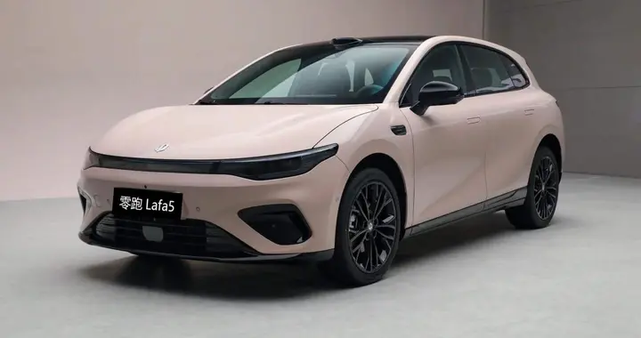 既要好看也要实用，零跑Lafa5和比亚迪海豚，谁能满足？