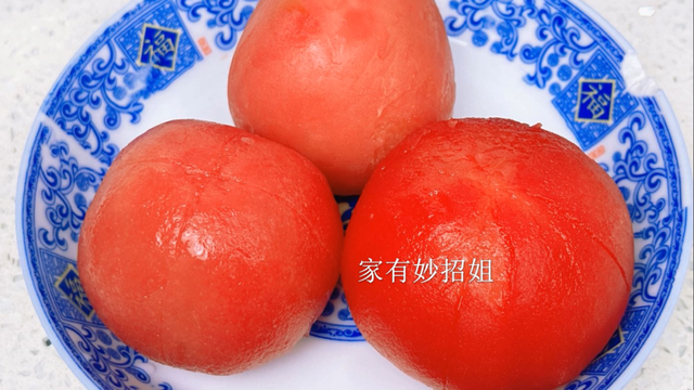 西红柿去皮别用开水烫了，教你1招！10秒快速去皮，省时又省力