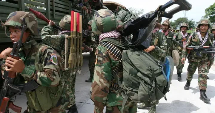 和平协议签完就撕毁！泰国F16对轰柬埔寨火箭炮，3.5万平民大撤离