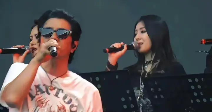 郑钧27岁女儿拿临时工资在亲爸演唱会上干和声，颜值比儿子强太多