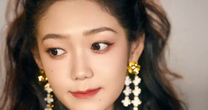 希林娜依高格纹小黄裙：青山流水，明月风荷，轻舟短棹，夜听菱歌 ​​​