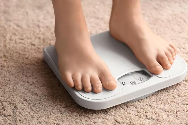 减肥不能碰“瓜子”？坦白讲：不想腰上长肉，4种主食趁早要忌口