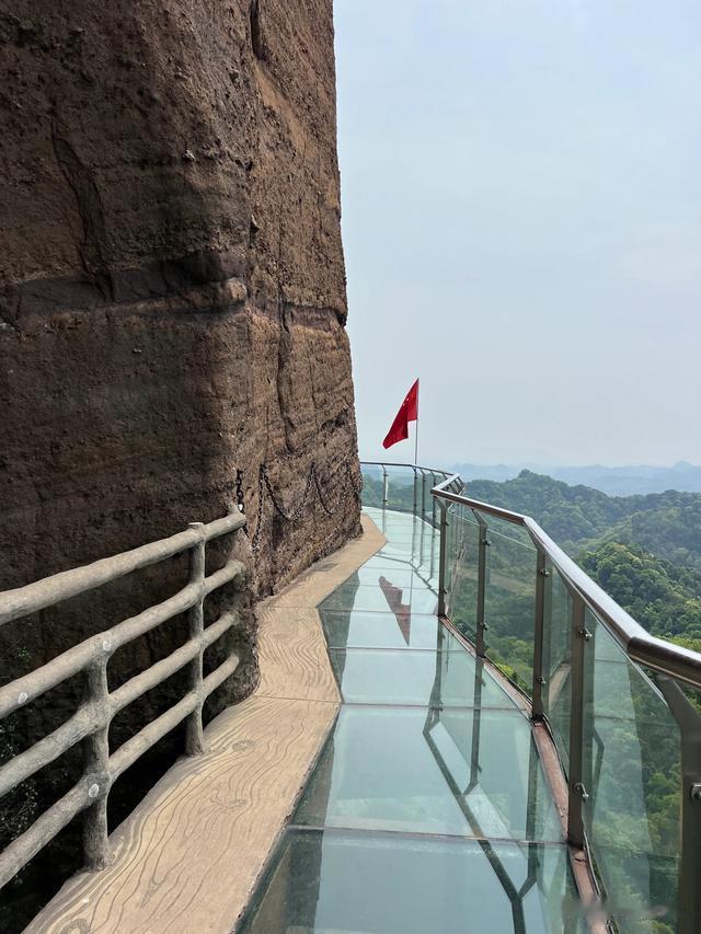 我凭勇气走过了龟峰景区骆驼峰的玻璃栈道
