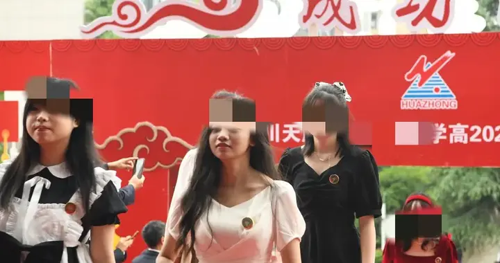 高考成人礼走红毯穿礼服，本意很暖，是好事，但风气不能跑偏了！
