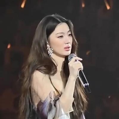 家律：对单依纯，我只想说：人家演唱会一票
