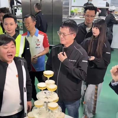 娱乐圈显微镜：张雪机车冠军庆典略显寒酸