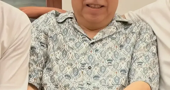 赚再多钱有何用？谢贤去世，陈凯歌走路摇晃，给圈内明星提了个醒