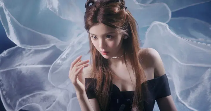 杨超越 甜欲黑裙 美到失语 碰黑丝那下直接戳中审美