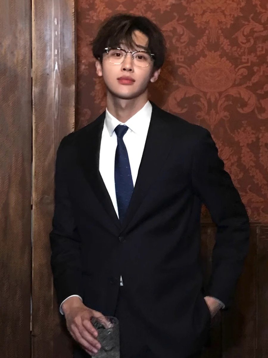 黑色垫肩西装外套男款春秋高级感成熟稳重男