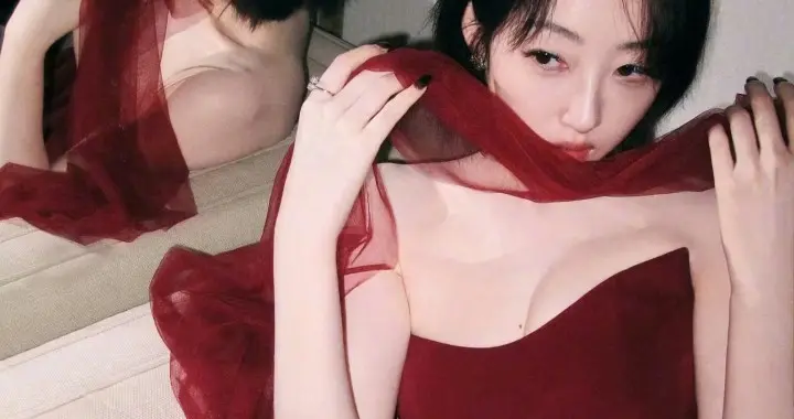 蒋梦婕飘带抹胸红裙，优越的身材比例