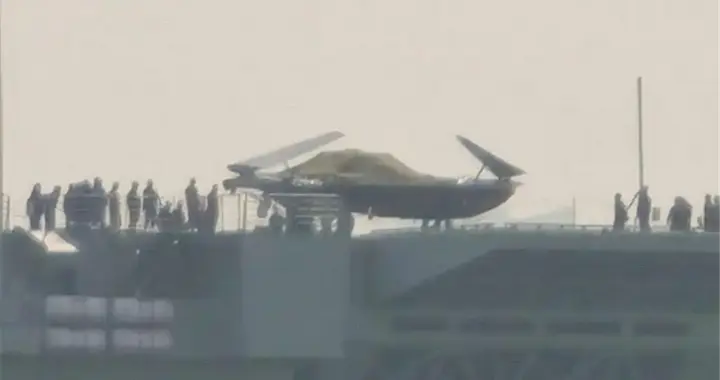 076甲板突现神秘飞行器，防水布盖的严严实实！一细节暴露身份