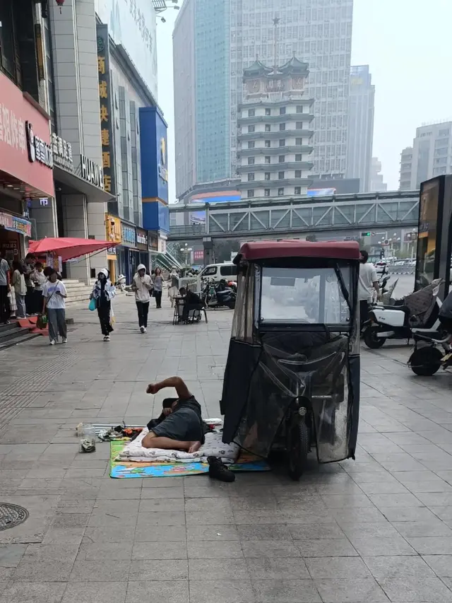 我们村有个残疾人、生活不能自理，被他父母送给了靠乞讨为生的人