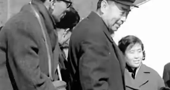 1958年志愿军回国,周总理微醺庆功宴,毛主席的话惹得将领们落泪